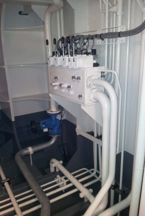 Manifold and piping of hydraulic system on board of a CSD