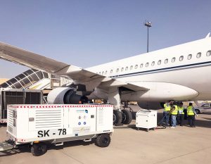 Crew performing aircraft maintenance with HGPU of Hycom on narrow body, wide body and wide body 5000 psi aircrafts