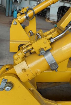 Hydraulic cylinder with manifold