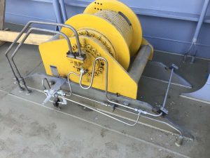 Winch with hydraulic piping