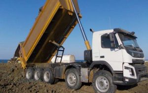 Truck equipped with a hydraulic steering system