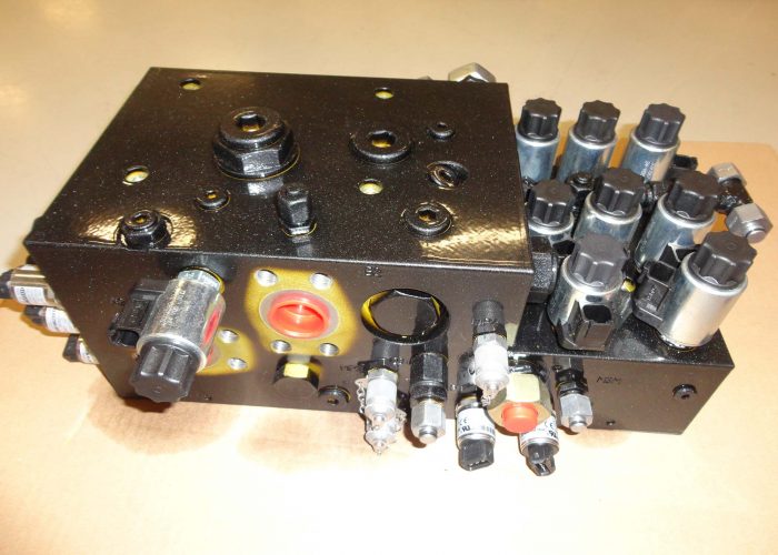 hydraulic manifold equipped with valves and sensors