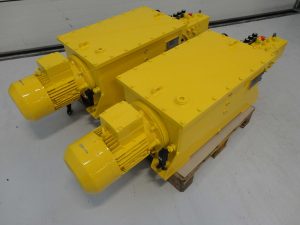 Hydraulic system for spreaders used in harbour loading systems