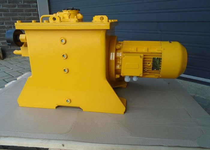 Hydraulic tank with filter, breether filter and motor for a harbour loading system
